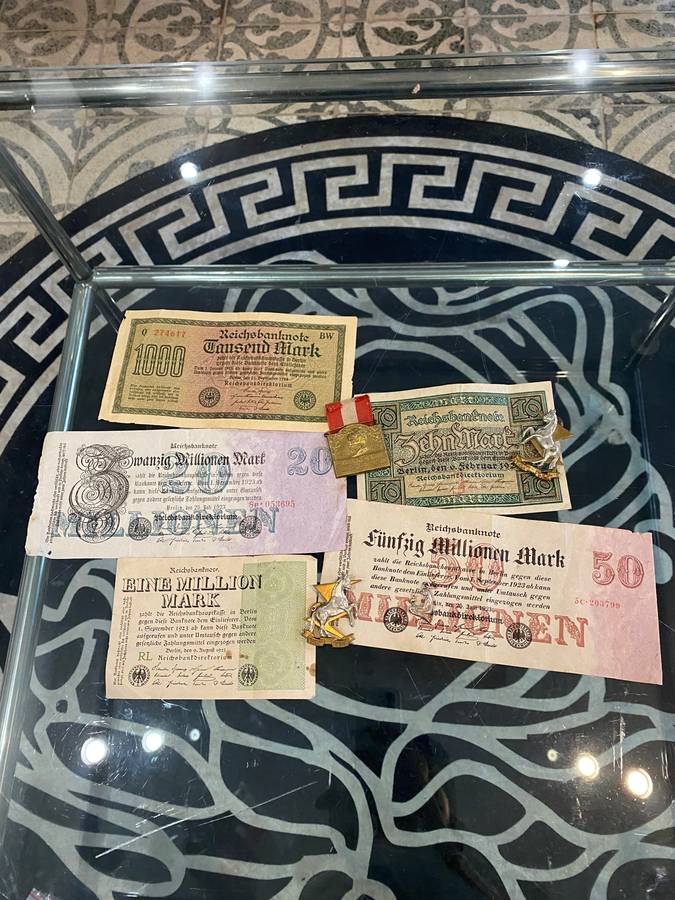 Notes and medals collection auction.