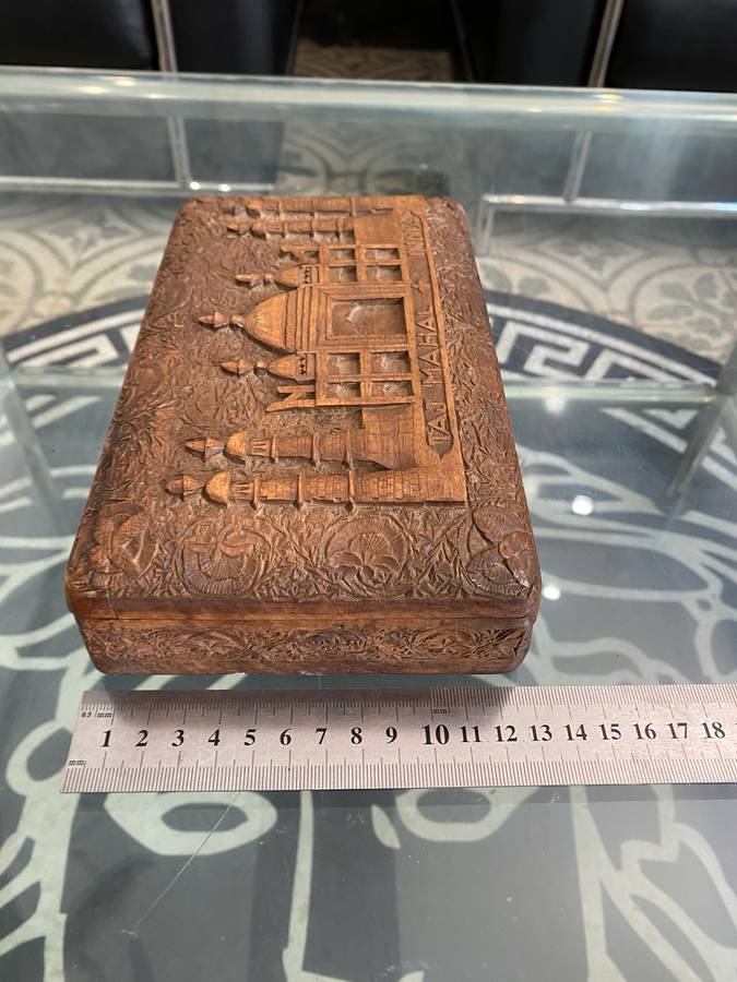 VINTAGE WOODEN HAND CARVED BOX 20x 13CM