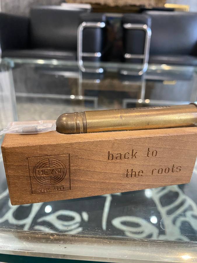 Desktop display piece