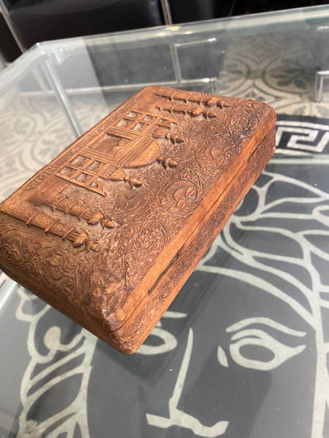 VINTAGE WOODEN HAND CARVED BOX 20x 13CM