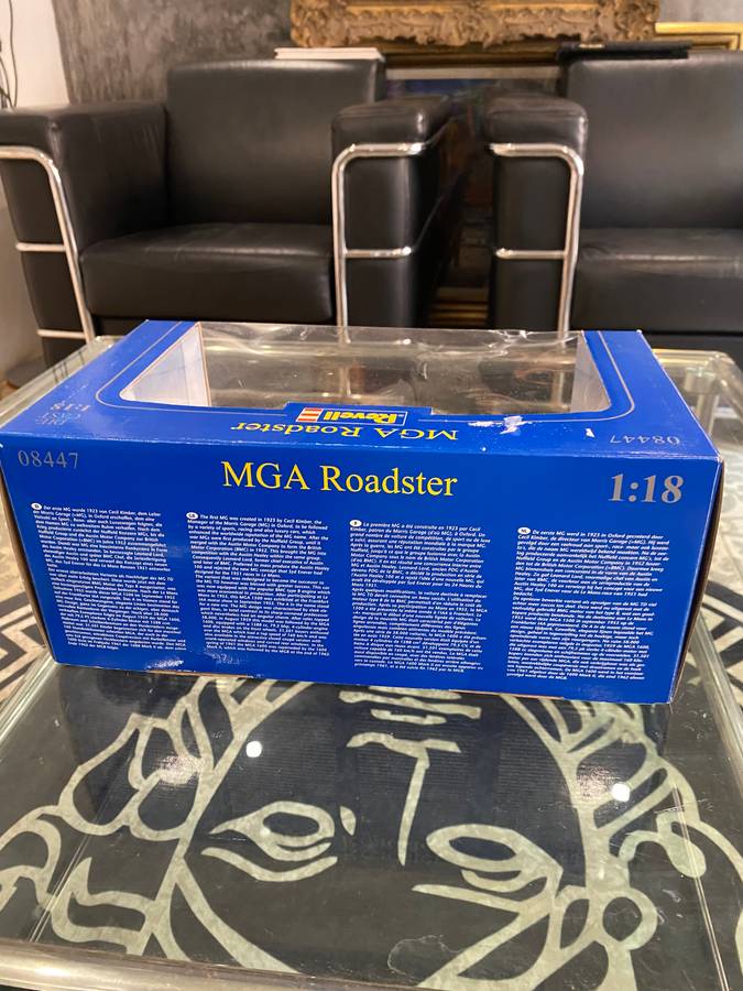 MGA Roadster Scale 1:18 in Box