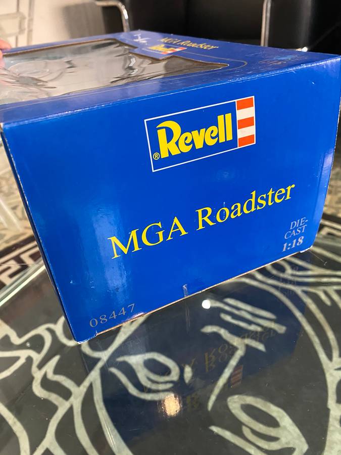 MGA Roadster Scale 1:18 in Box