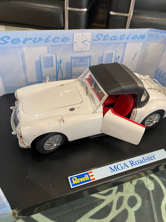 MGA Roadster Scale 1:18 in Box