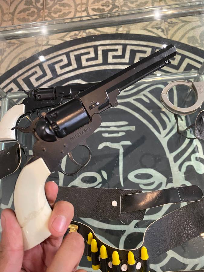 Mustang Gun Set - Bid for Everything