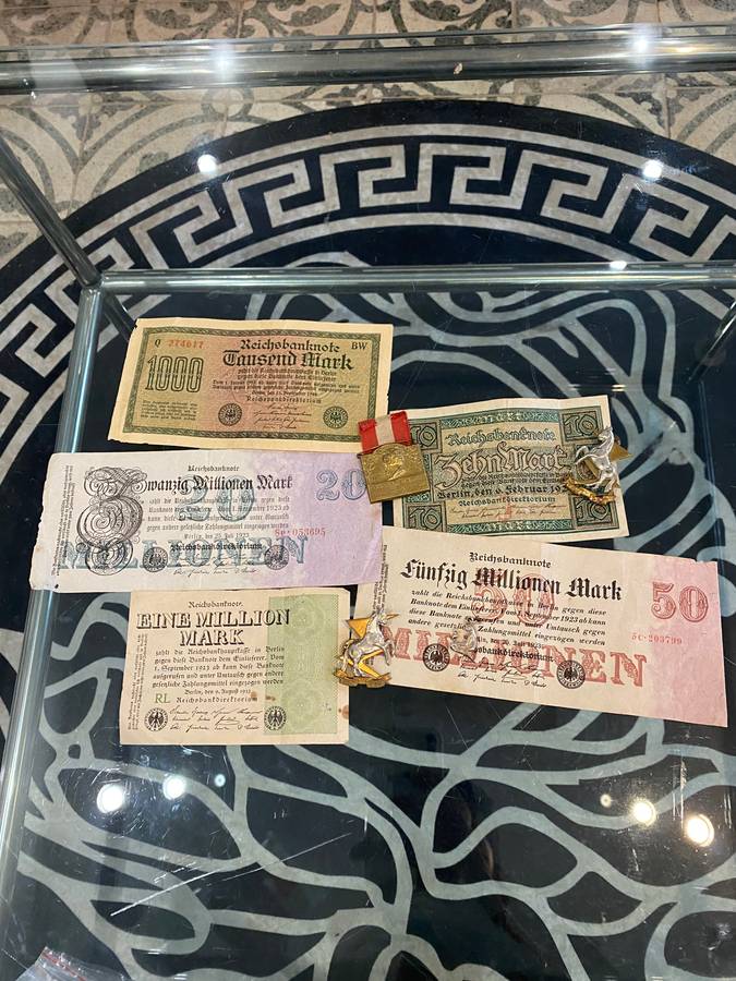 Notes and medals collection auction.