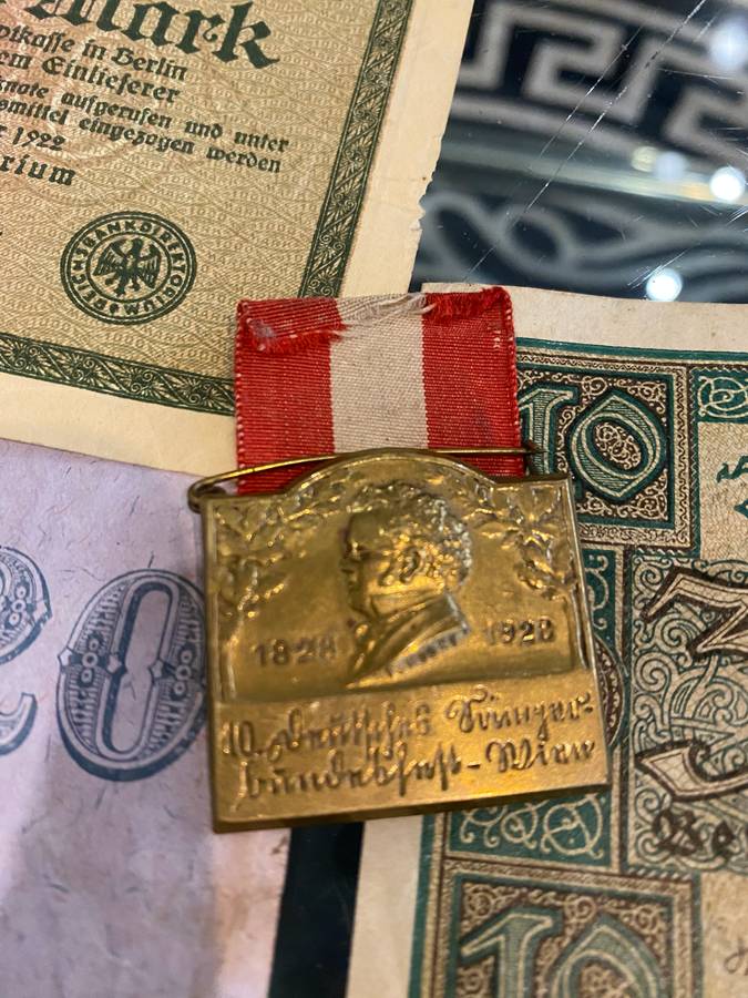 Notes and medals collection auction.