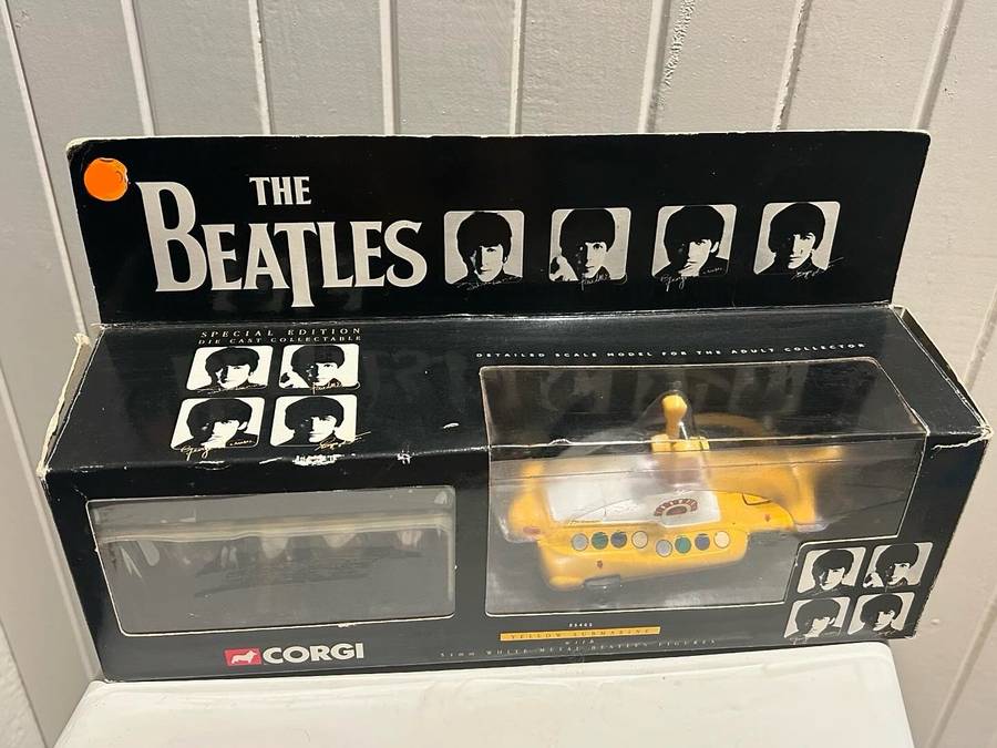 Corgi Toys No 05405 THE BEATLES YELLOW SUBMARINE & all FAB four figures