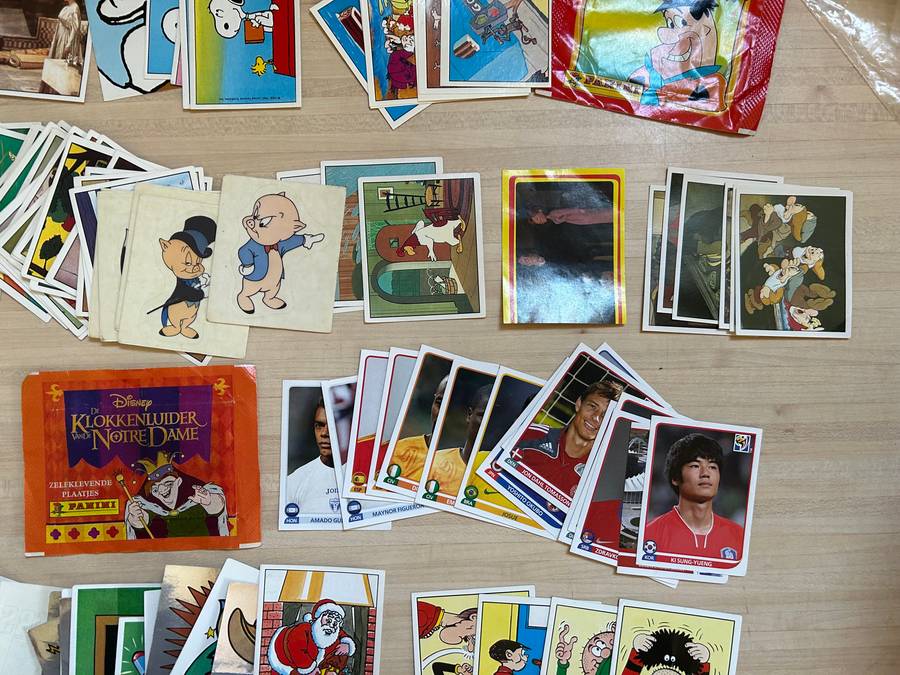 A lot of 136 Vintage PANINI Italy STICKERS LOONEY TUNES DISNEY SNOOPY FLINSTONES