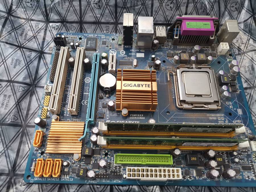 Gigabyte MB GA-G31M-ES2C (rev. 2.x) + 4GB RAM + Intel CPU Combo