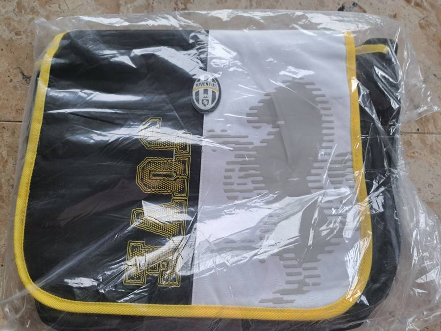 1x Juventus Bag + Trust 15 Blue Sleeve + Trust 15 Brown Sleeve + BONUS Wireless Bluetooth Mouse