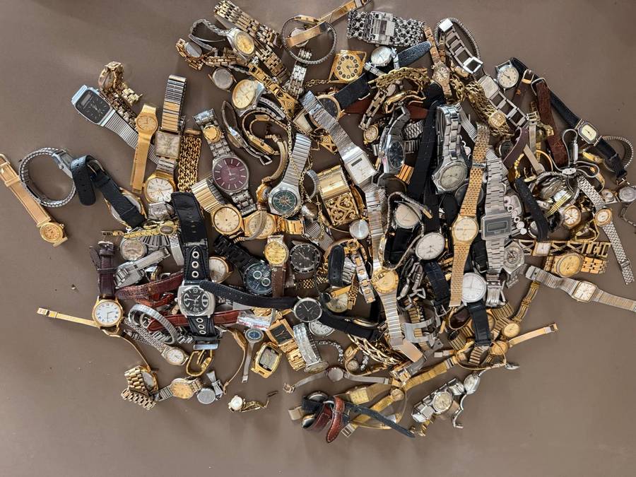 Bulk Lot, Collectors large valuable lot of various vintage watches