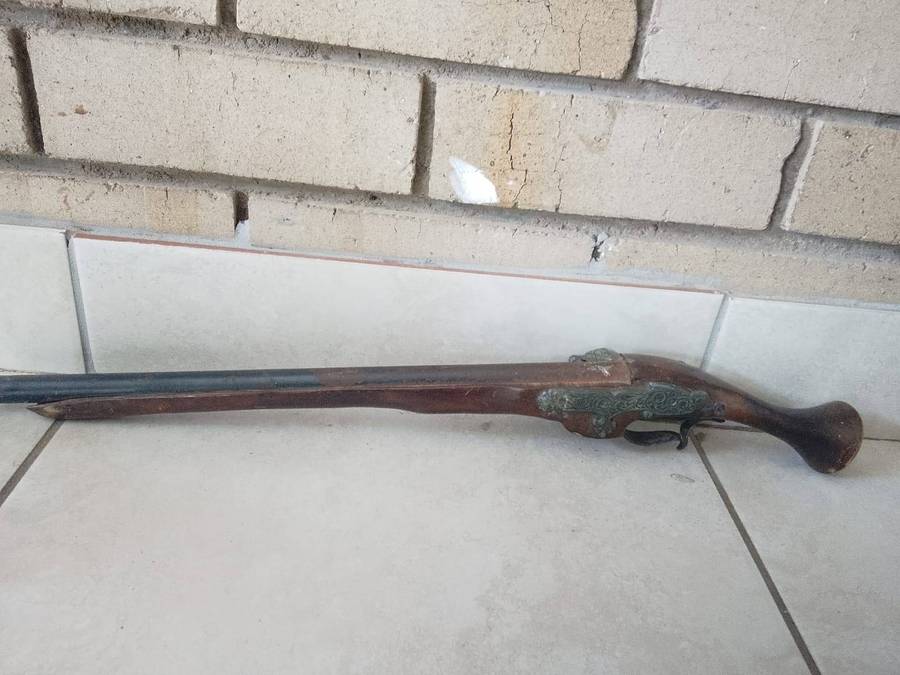Vintage collectors Flintlock gun