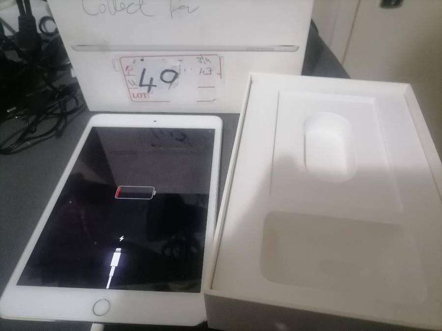 APPLE IPAD MINI 4 IN BOX*SHOWS CHARGER CONNECTED BUT NOT CHARGING, SOLD AS IS*