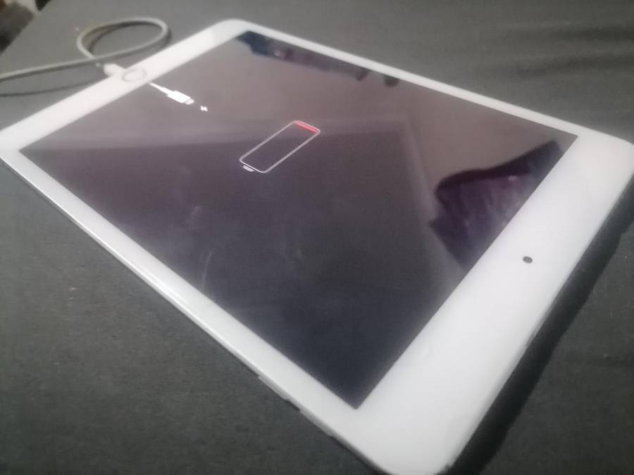 APPLE IPAD MINI 4 IN BOX*SHOWS CHARGER CONNECTED BUT NOT CHARGING, SOLD AS IS*