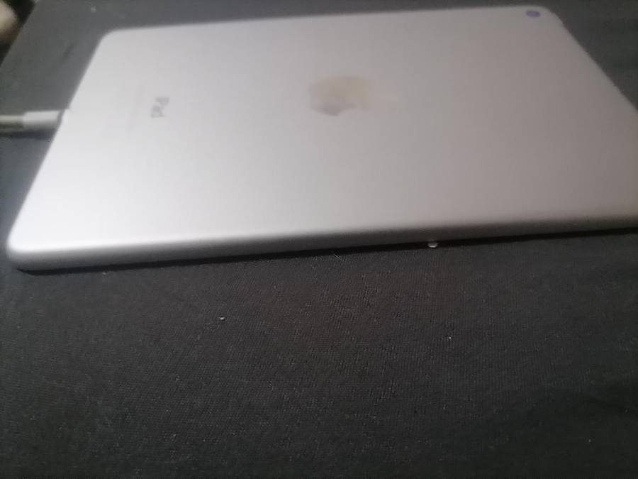 APPLE IPAD MINI 4 IN BOX*SHOWS CHARGER CONNECTED BUT NOT CHARGING, SOLD AS IS*