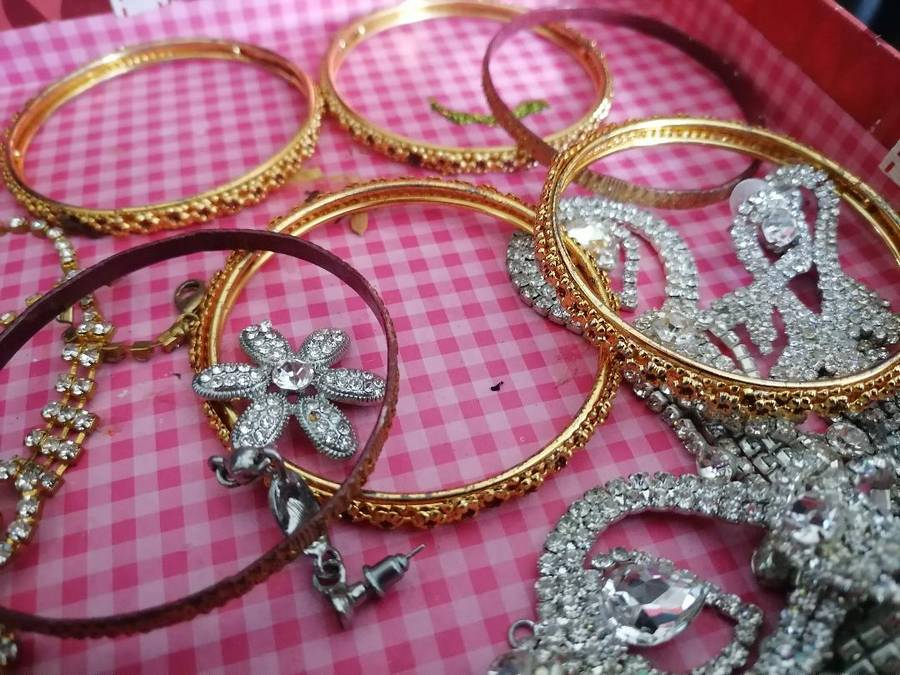 BULK LOT OF JEWLERY*ONE BID FOR THE LOT AS PER PIC