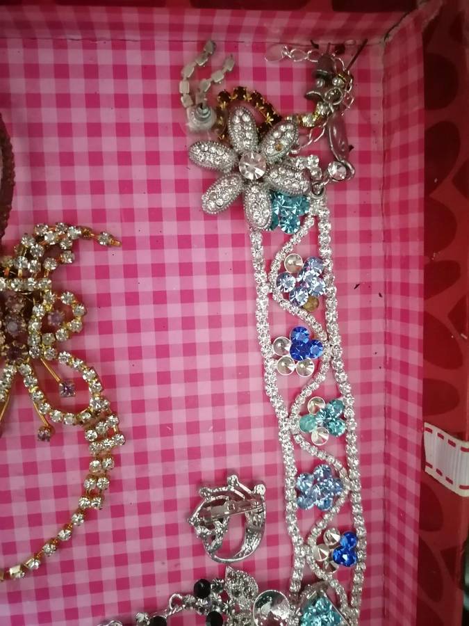 BULK LOT OF JEWLERY*ONE BID FOR THE LOT AS PER PIC