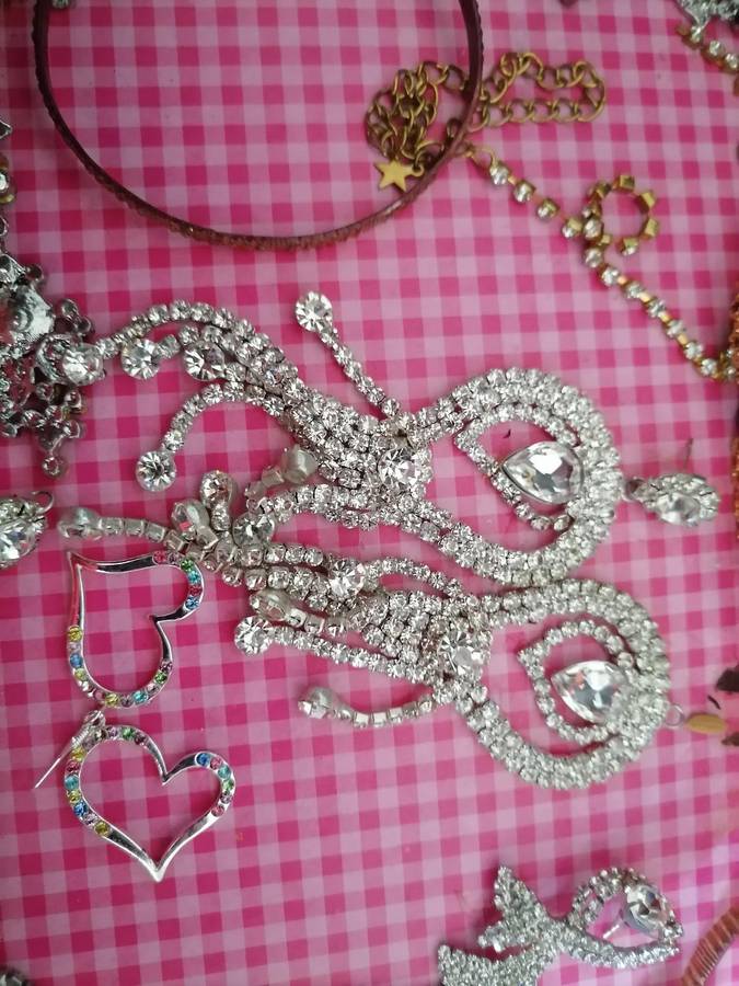 BULK LOT OF JEWLERY*ONE BID FOR THE LOT AS PER PIC