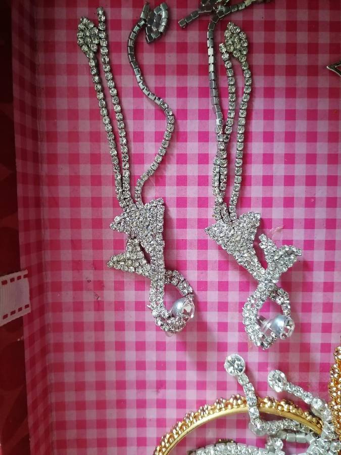 BULK LOT OF JEWLERY*ONE BID FOR THE LOT AS PER PIC