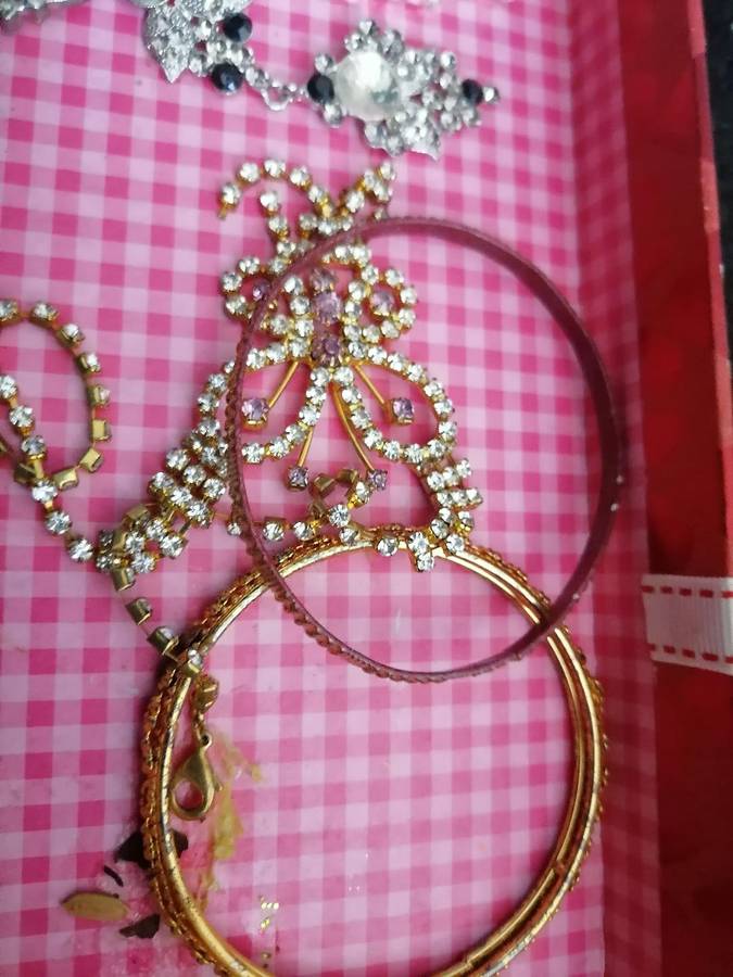 BULK LOT OF JEWLERY*ONE BID FOR THE LOT AS PER PIC