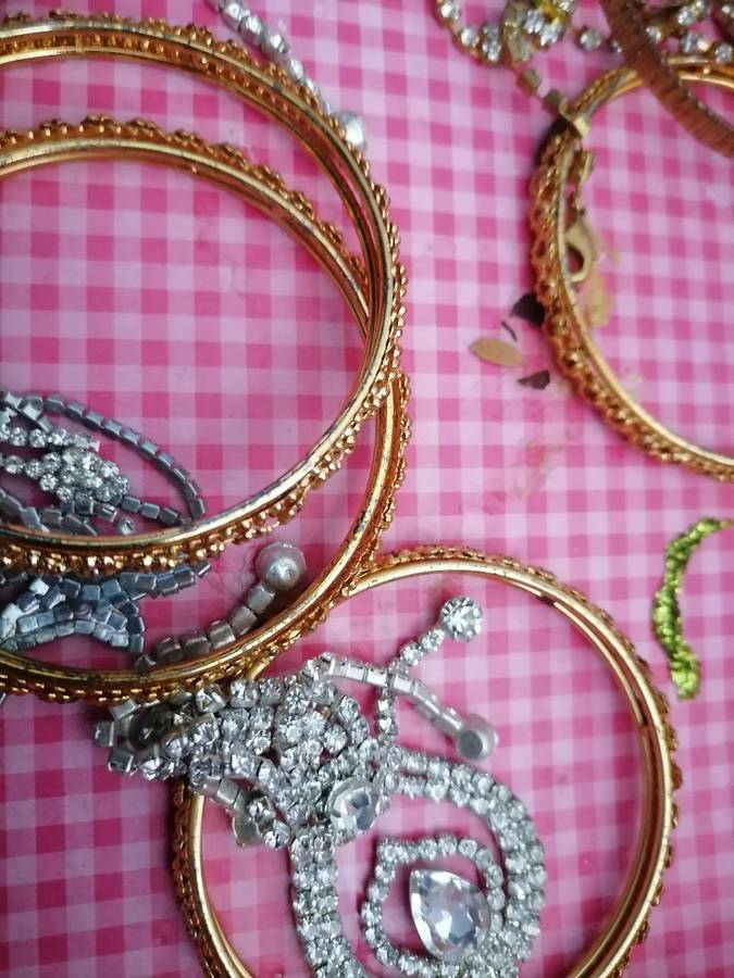 BULK LOT OF JEWLERY*ONE BID FOR THE LOT AS PER PIC