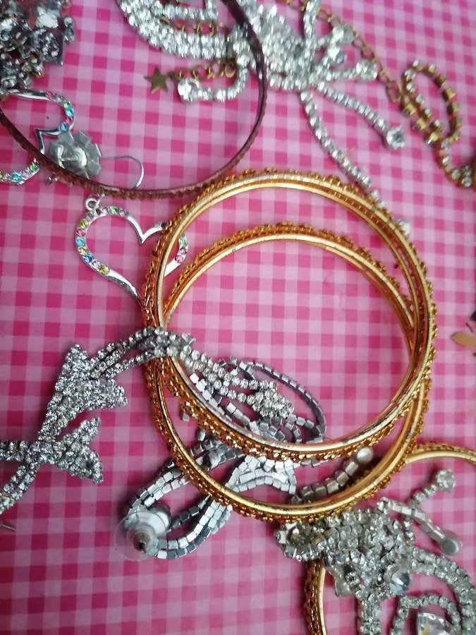 BULK LOT OF JEWLERY*ONE BID FOR THE LOT AS PER PIC