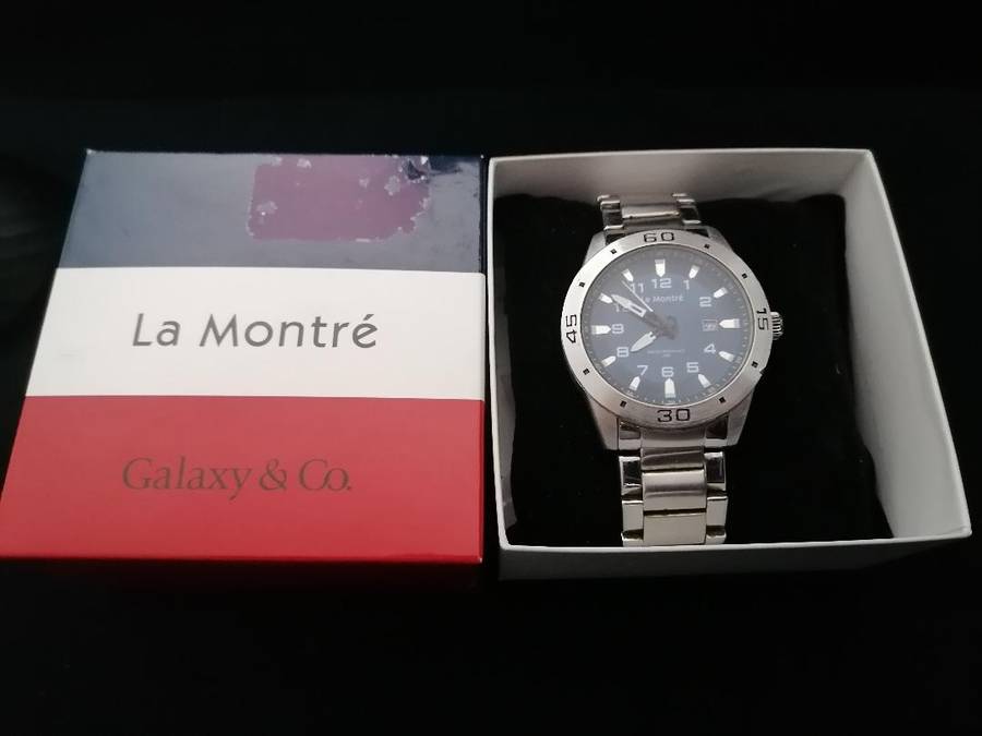 *LA MONTRE WATER RESISTANT WATCH IN BOX WITH SPARE LINKS*