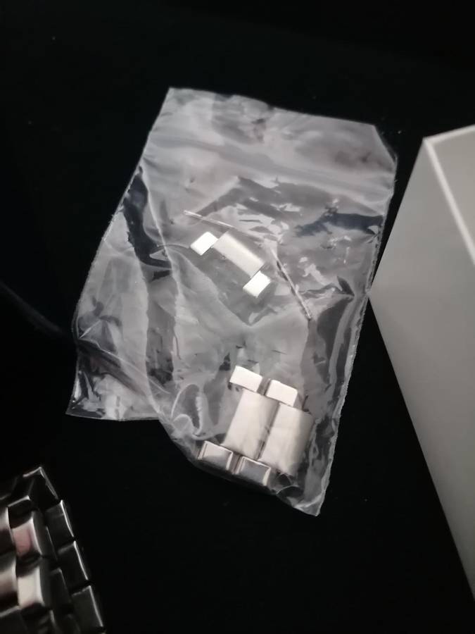 *LA MONTRE WATER RESISTANT WATCH IN BOX WITH SPARE LINKS*