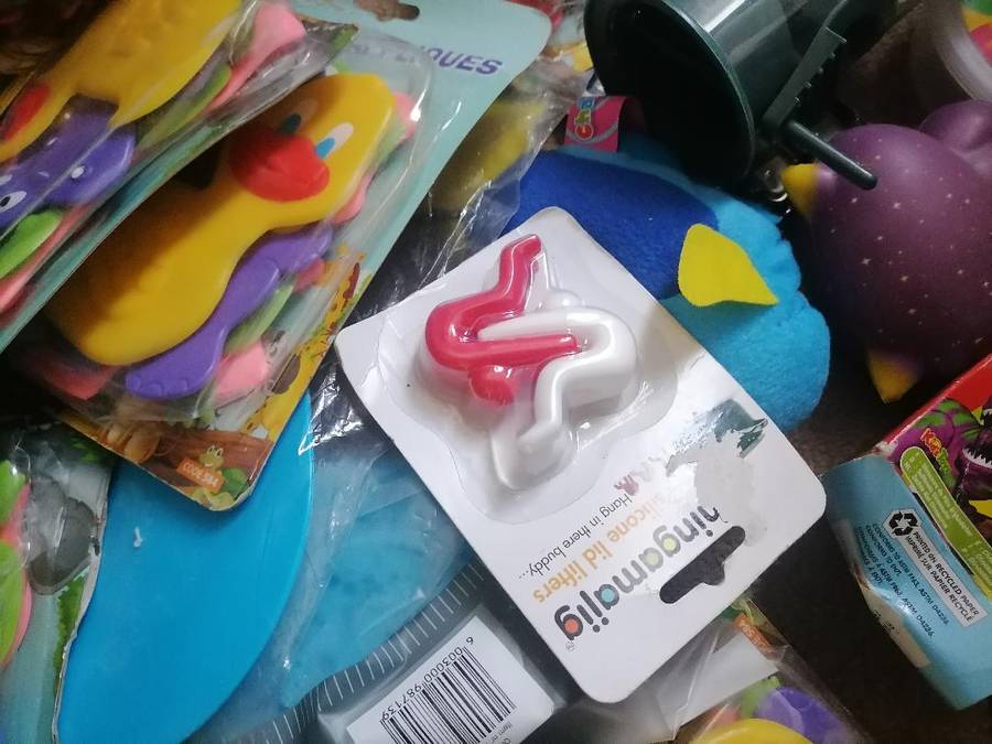 *WEEKEND SPECIAL**GIFT SHOP LIQUIDATION*LOT OF PARTY ITEMS,TOYS ETC*ONE BID FOR THE LOT*