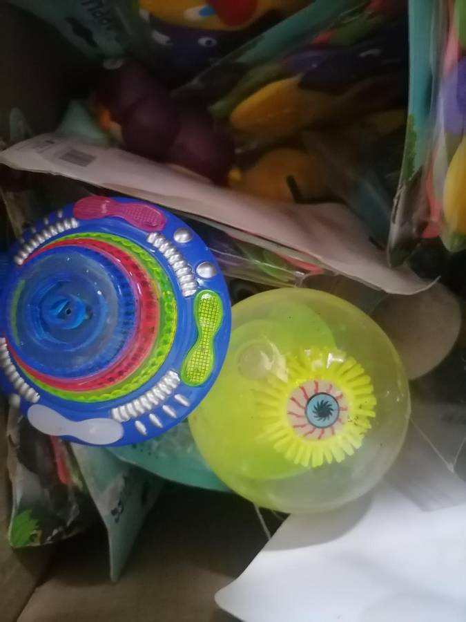 *WEEKEND SPECIAL**GIFT SHOP LIQUIDATION*LOT OF PARTY ITEMS,TOYS ETC*ONE BID FOR THE LOT*