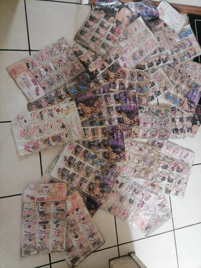 LOT OF OVER 400 X NAIL ART SETS*PACKAGING DAMAGED IN WARHOUSE*PRODUCT STILL 100S*