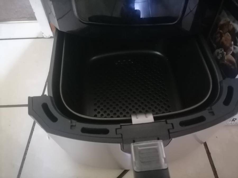 YEAR END CLEARANCE SALE, ALL MUST GO*DEFECTIVE HISENSE  AIR FRYER IN BOX(POWERS ON AND OFF)