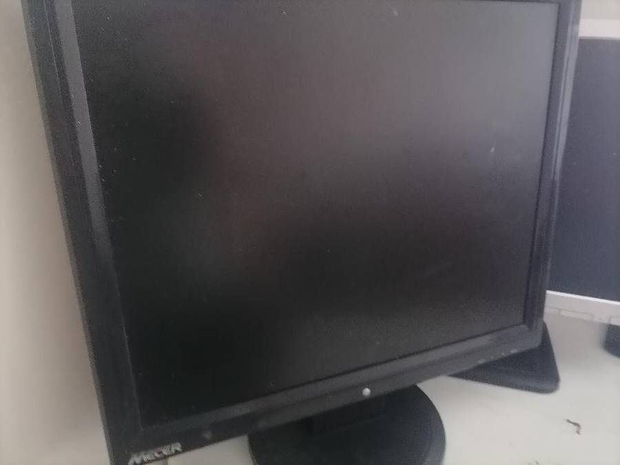 Lot of 3 x working PC screens, one bid for the lot of 3