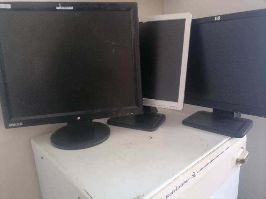 Lot of 3 x working PC screens, one bid for the lot of 3