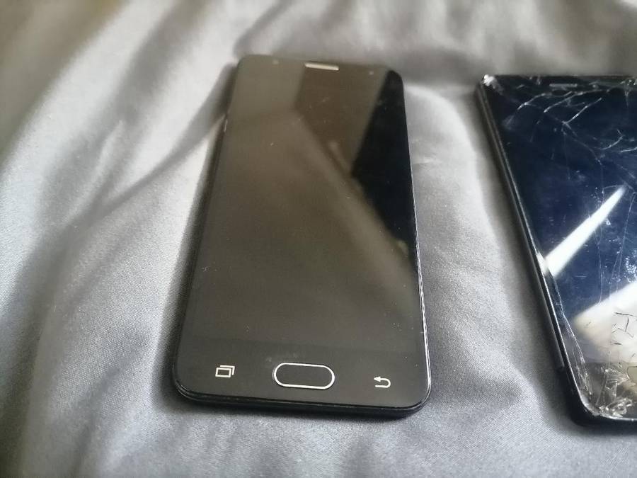 Lot of 3 x Defective Cellphones*one bid for the lot*untested*