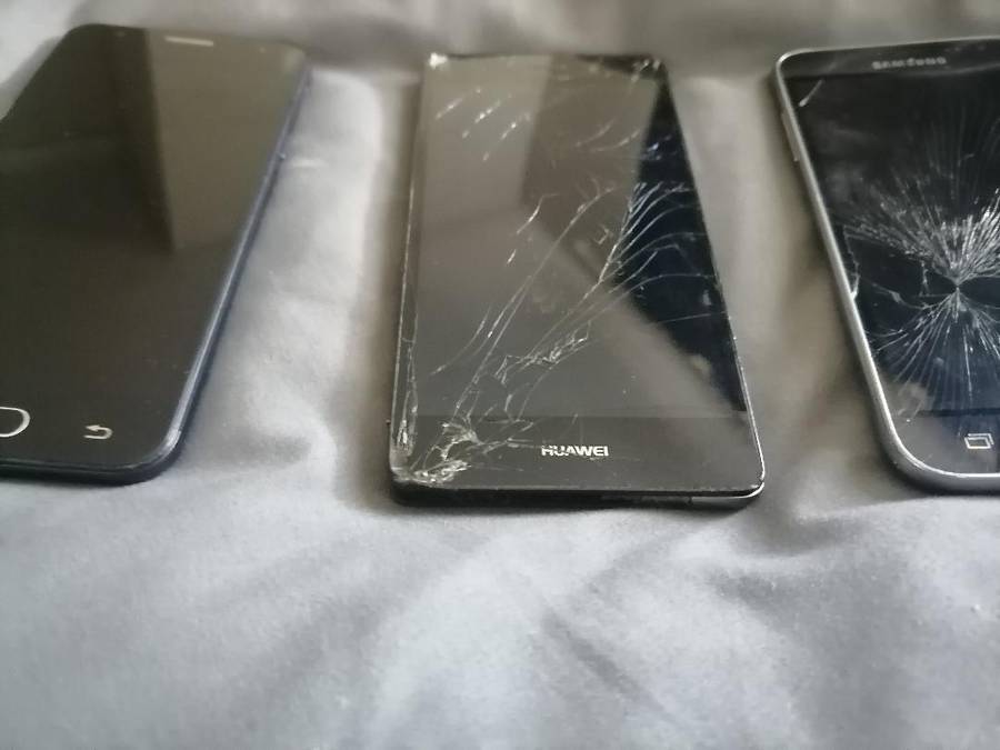 Lot of 3 x Defective Cellphones*one bid for the lot*untested*