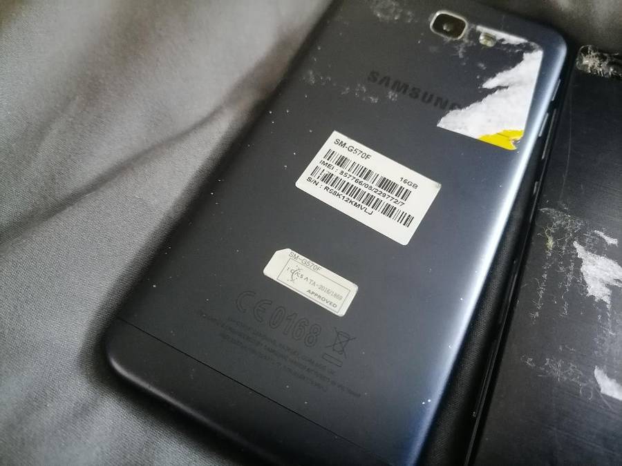 Lot of 3 x Defective Cellphones*one bid for the lot*untested*