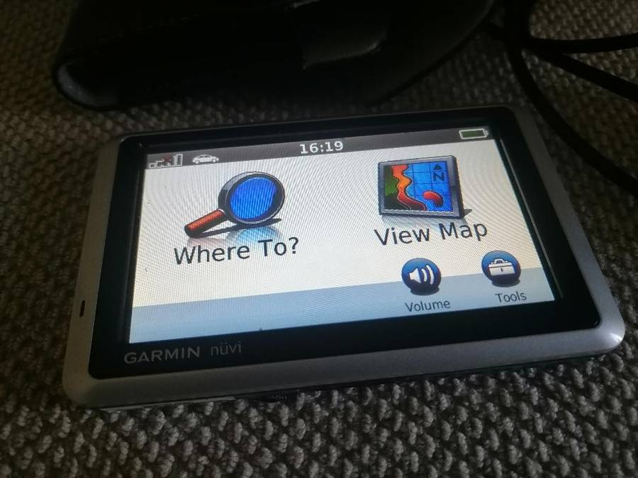 Garmin Nuvi 1300 GPS with car charger