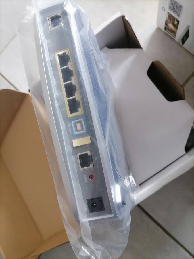 2Wire 2700HG-B 2700HGB 4-Port 10/100 Wireless G Router BT Wi-Fi Gateway