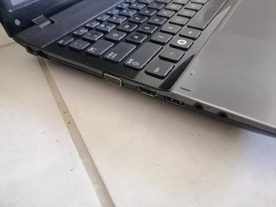 i5 Samsung NP300E5C Laptop with charger**