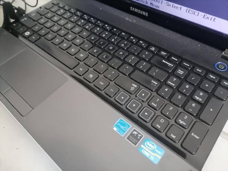 i5 Samsung NP300E5C Laptop with charger**