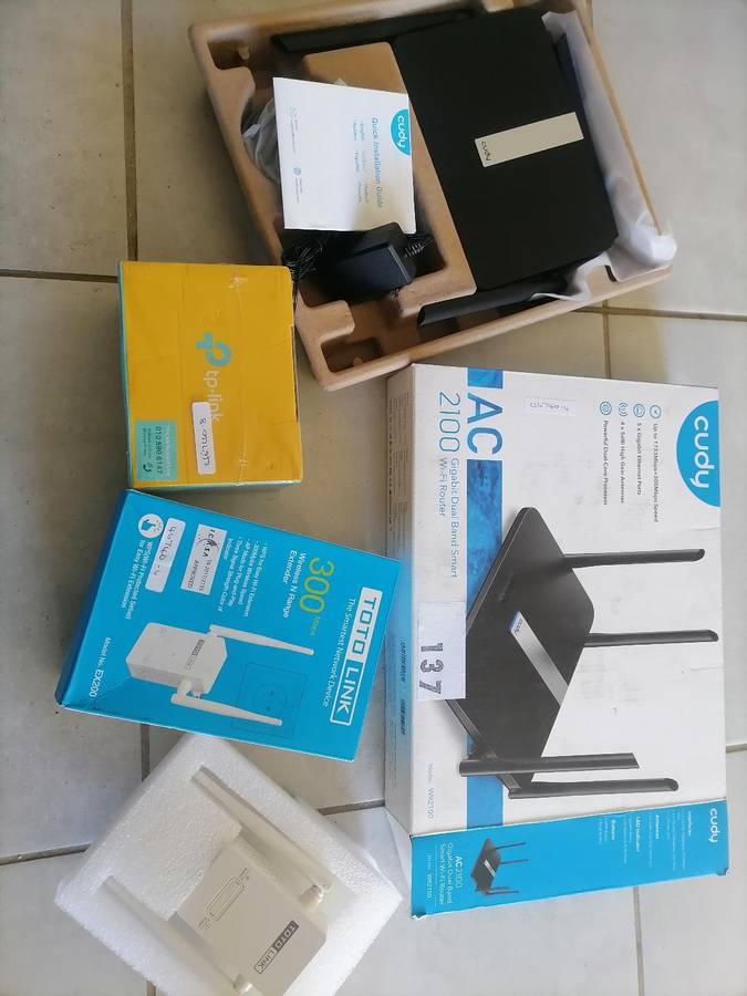 Lot of new WiFi router, Gigaport switch, Ranger extender