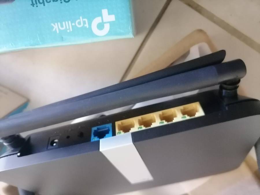 Lot of new WiFi router, Gigaport switch, Ranger extender