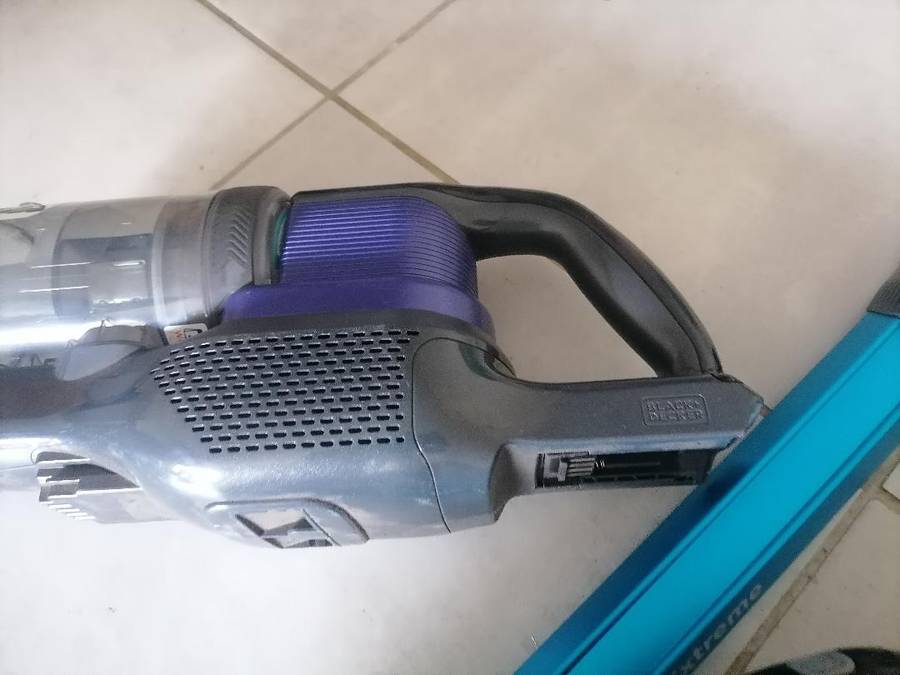 2 x Black and Decker Power Series Extreme Cordless Vacuums(spares or repairs)