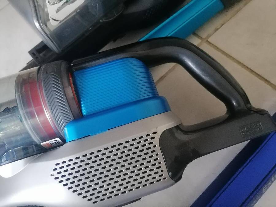 2 x Black and Decker Power Series Extreme Cordless Vacuums(spares or repairs)