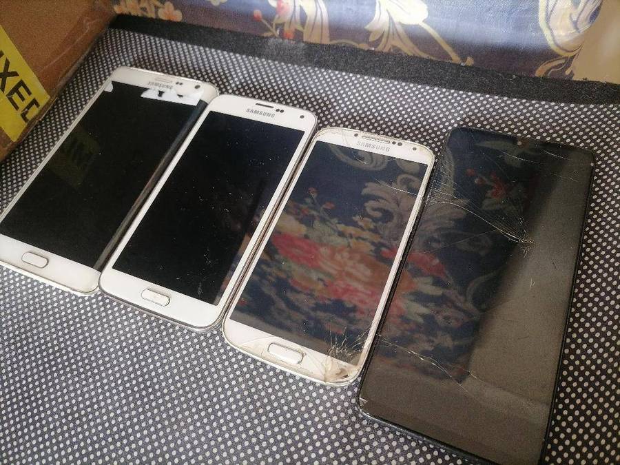 Lot of 4 x Samsung cellphones