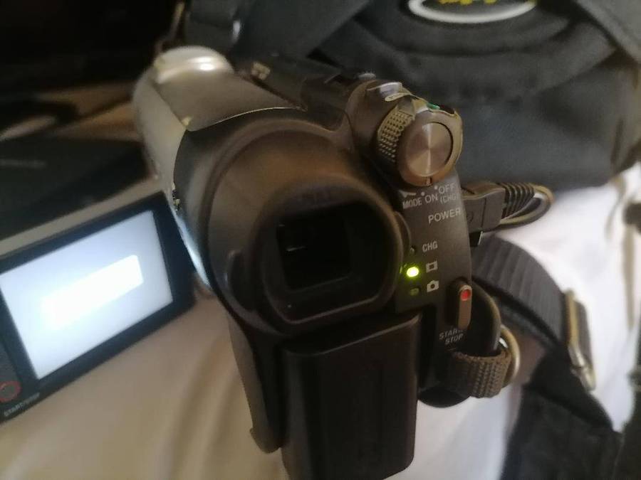 Sony HandyCam DCR-DVD608E WITH CHARGER AND CARRY BAG