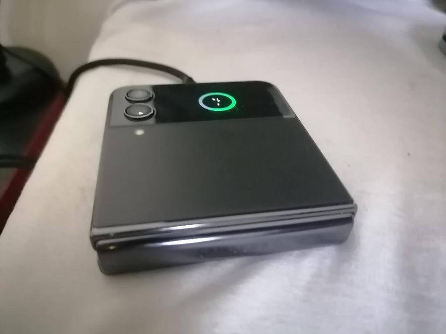 SAMSUNG GALAXY Z FLIP 4(DEFECTIVE)