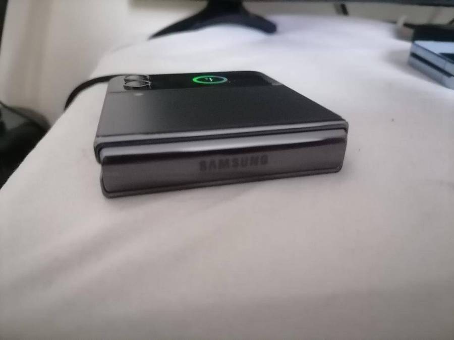 SAMSUNG GALAXY Z FLIP 4(DEFECTIVE)