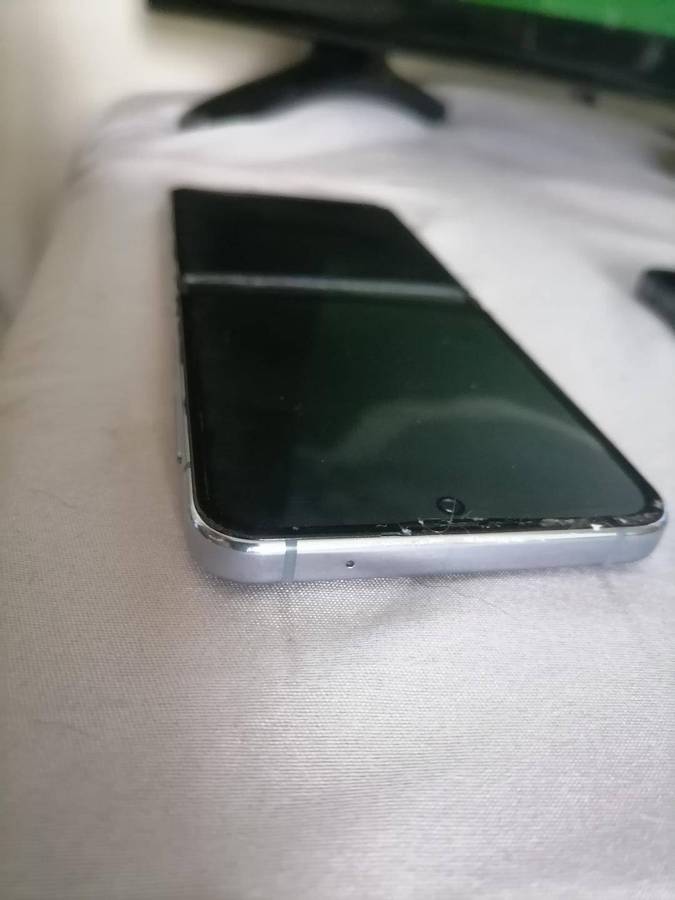 SAMSUNG GALAXY Z FLIP 4(DEFECTIVE)
